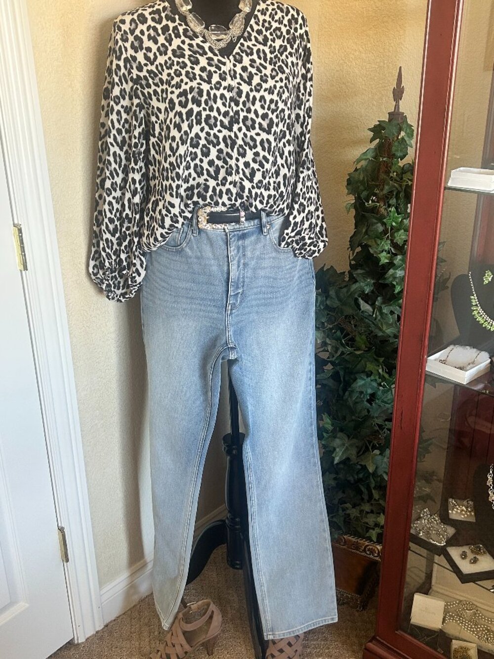 White House Black Market Size 8 Lighter Wash Jeans